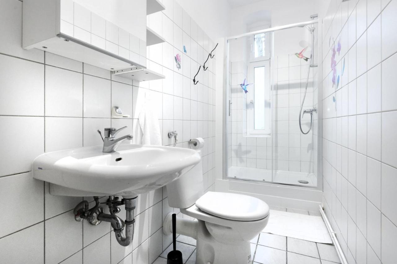 Lichtenberger Apartment with nice Chesterfield Room for 4 People Berlin Exterior foto